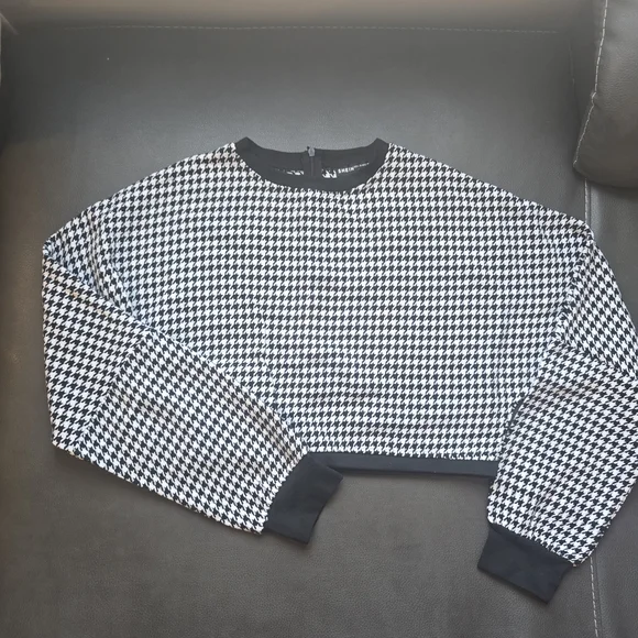 Black and White Houndstooth Crop Sweater - Picture 5 of 9